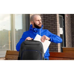 Xtech XTB-211 Mochila para laptop- 15.6" -  Poliéster -  Color Negro con detalles en azul - Bolsillo frontal para accesorios con